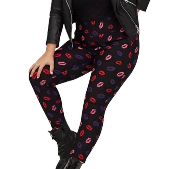 Torrid Pixie black red kiss pattern legging pants pockets stretch - Picture 1 of 6